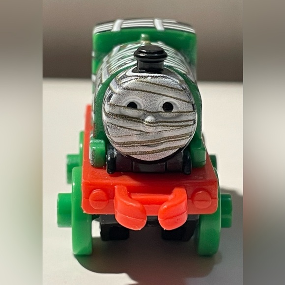 Thomas & Friends Minis Diecast Tiny Train - SPOOKY PERCY - toys - Cake Topper - Picture 2 of 7